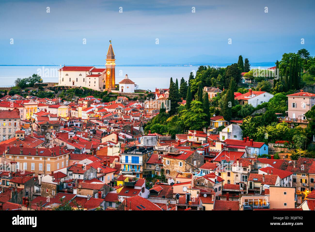 Pirano, Slovenia, vista della città vecchia al crepuscolo. Foto Stock