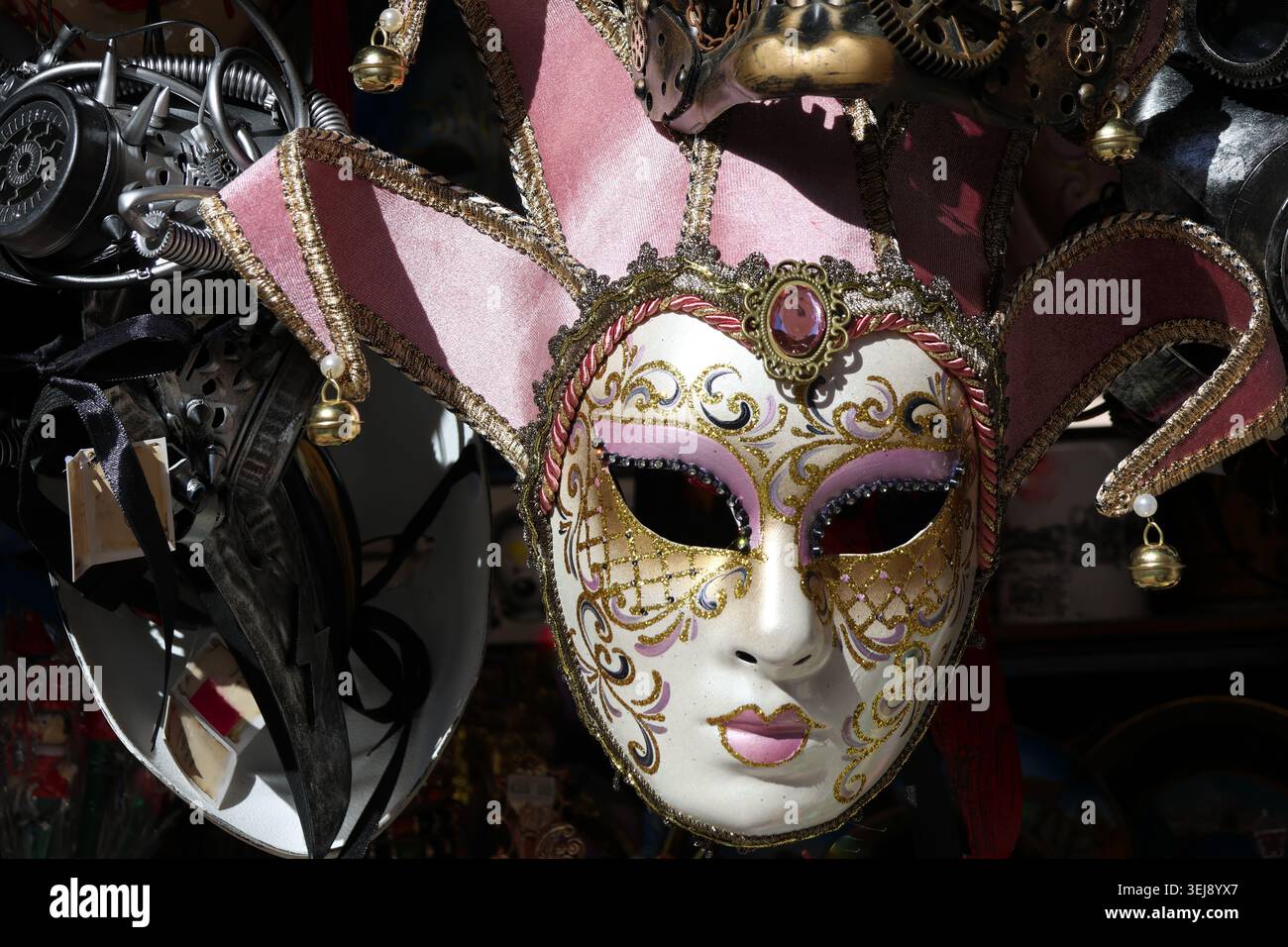 Maschera decorativa veneziana di carnevale con dettagli dorati ornati in mostra Foto Stock