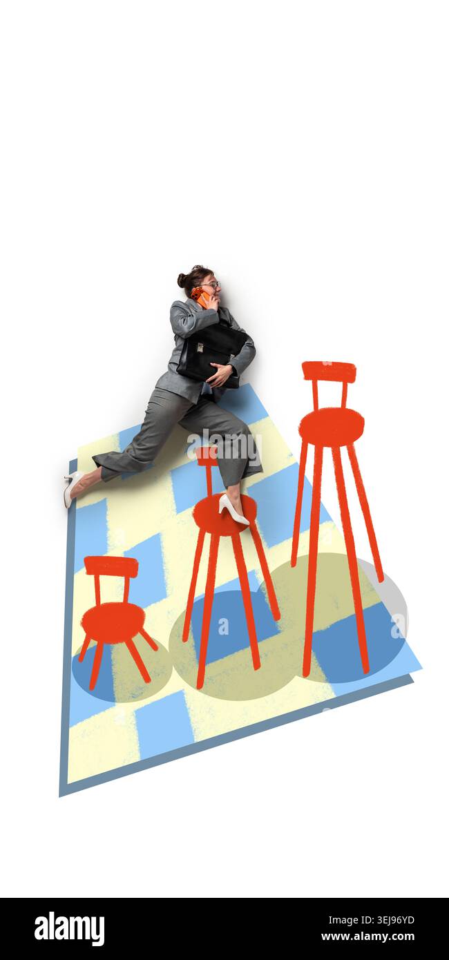 La carriera sfida i media misti con una donna d'affari che si arrampica sulle sedie disegnate a mano mentre chiama. Foto Stock