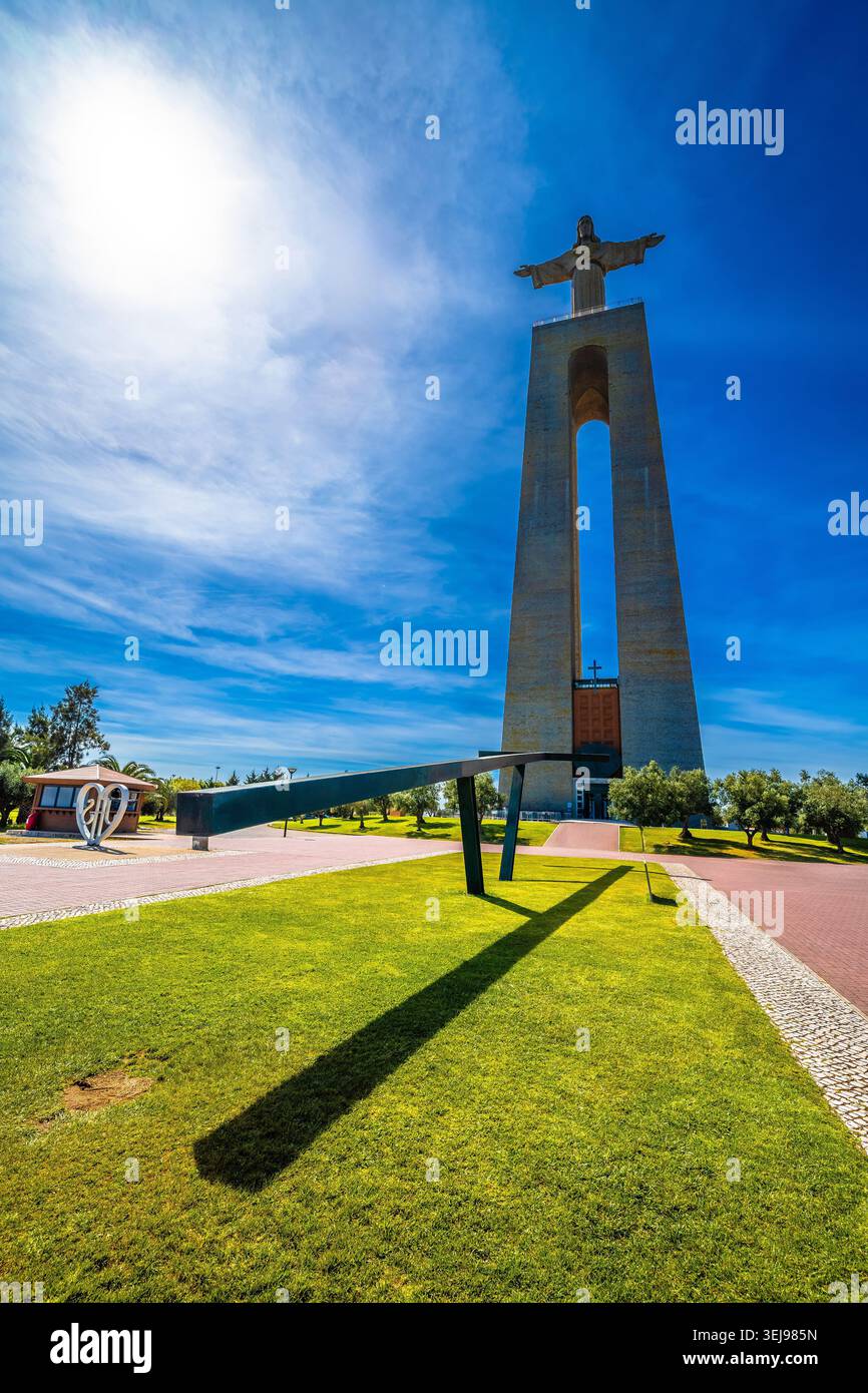 Almada, Portogallo. Il Santuario di Cristo Re, monumento cattolico e santuario dedicato al Sacro cuore di Gesù Cristo, che si affaccia sulla città di Foto Stock