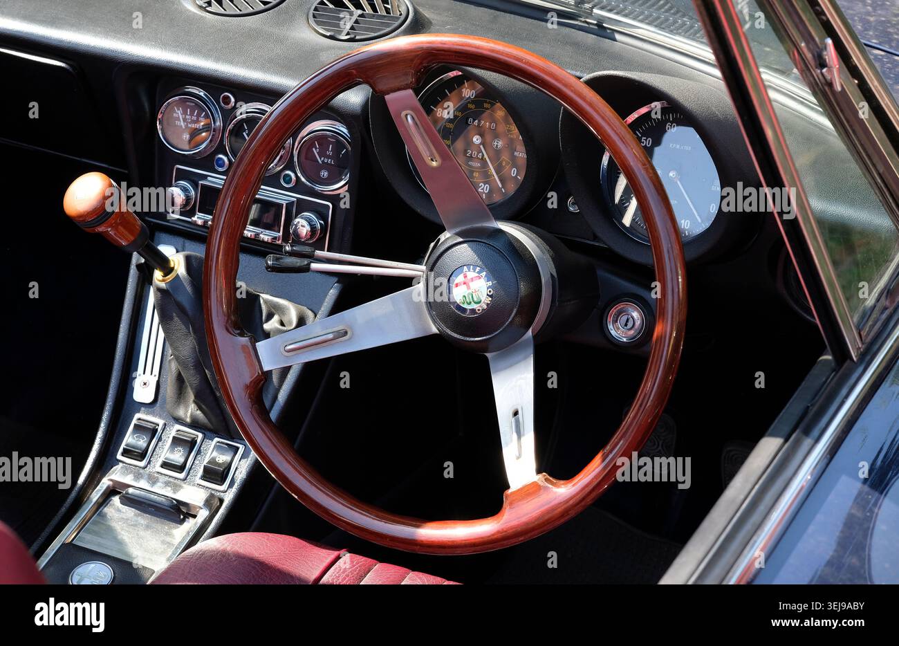 alfa romeo sportiva italiana, volante e cruscotto, norfolk, inghilterra Foto Stock