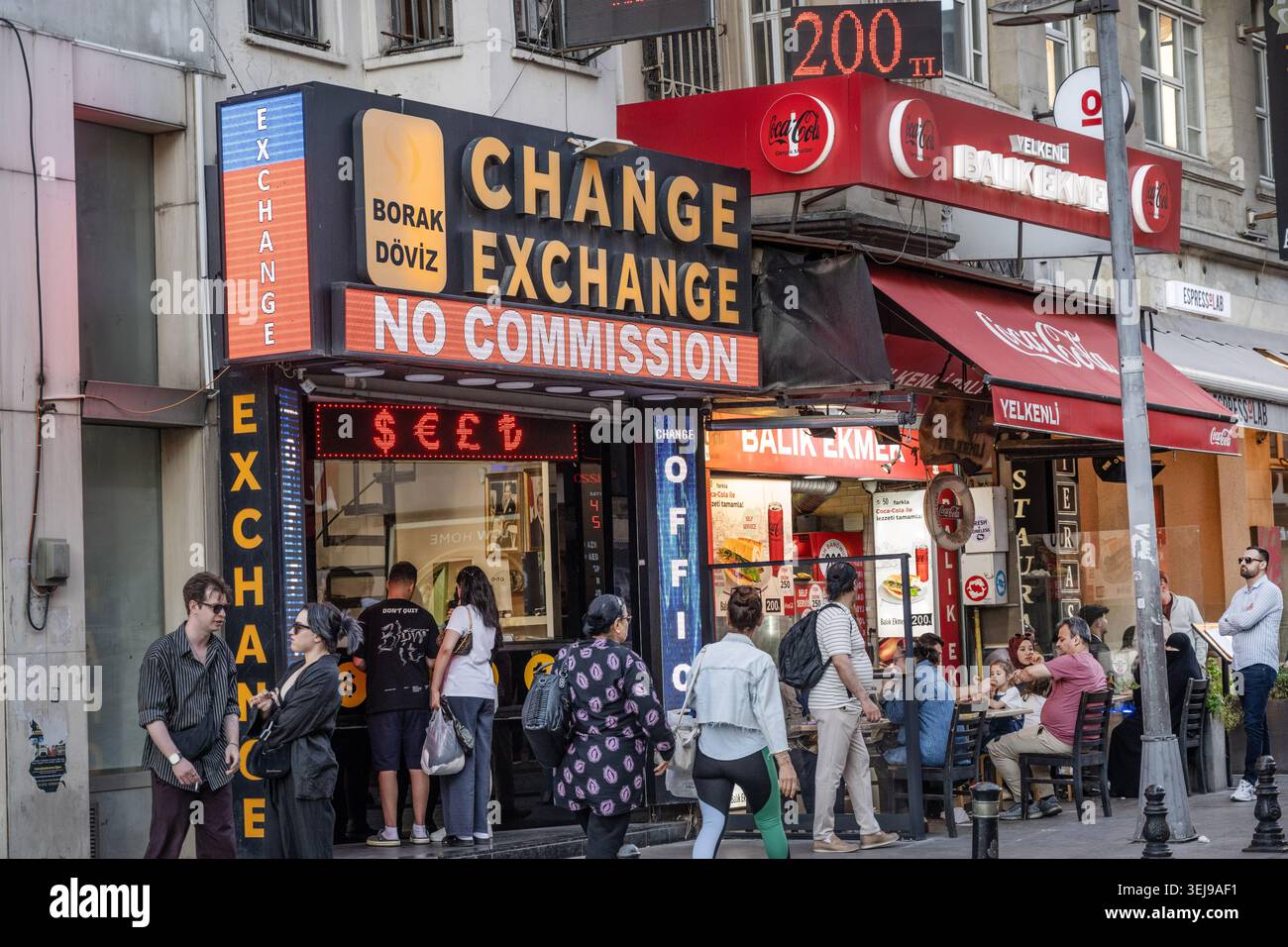 Stanbul, Turchia. 26 maggio 2026. Un ufficio di cambio valuta turco in un trafficato quartiere dello shopping di Istanbul, mentre la Turchia sperimenta una maggiore inflazione Foto Stock