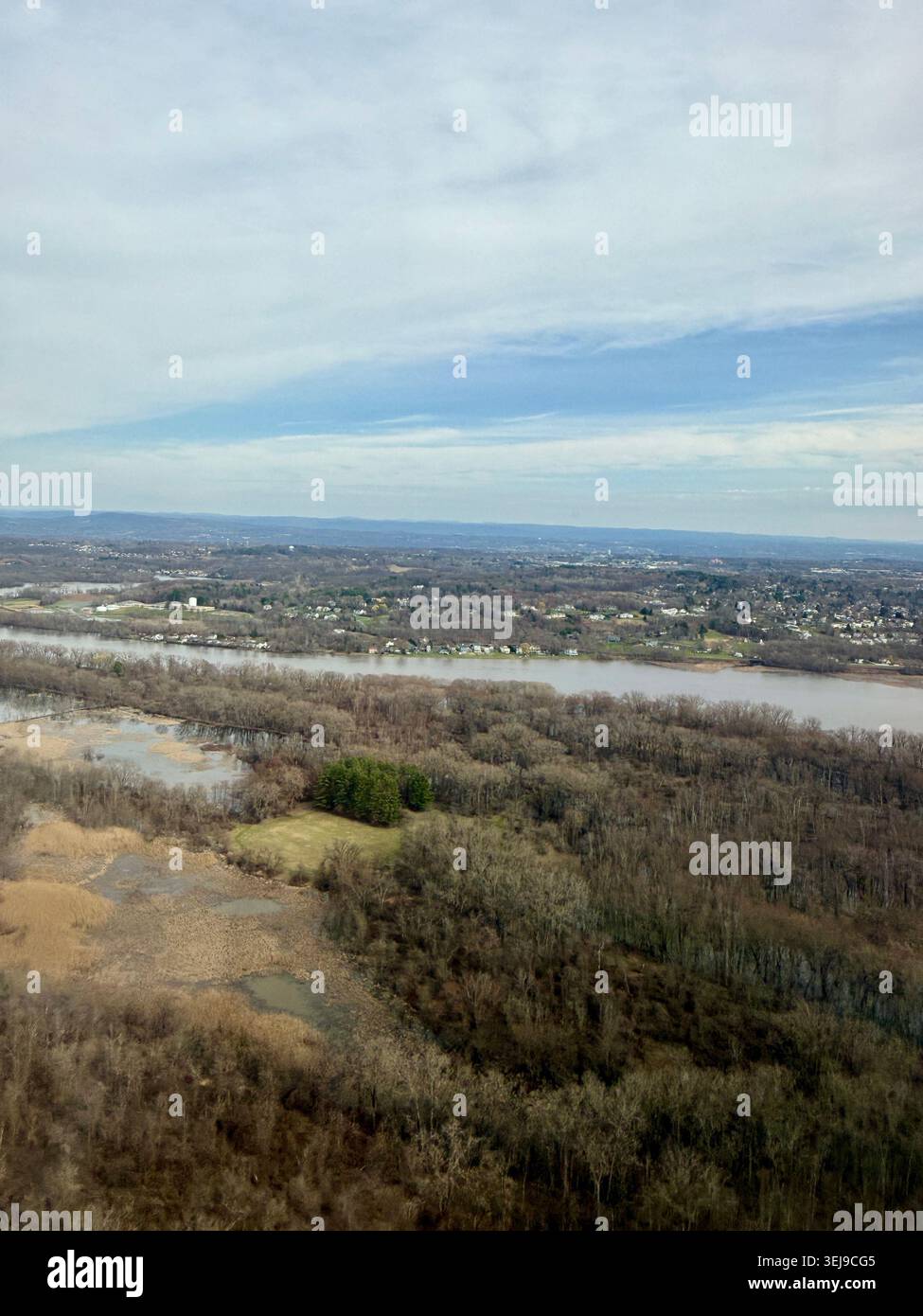 Vista del fiume Mohawk dalla finestra di un aereo che vola verso l'aeroporto internazionale di Albany a New York. Vista delle paludi circostanti e dei sobborghi Foto Stock
