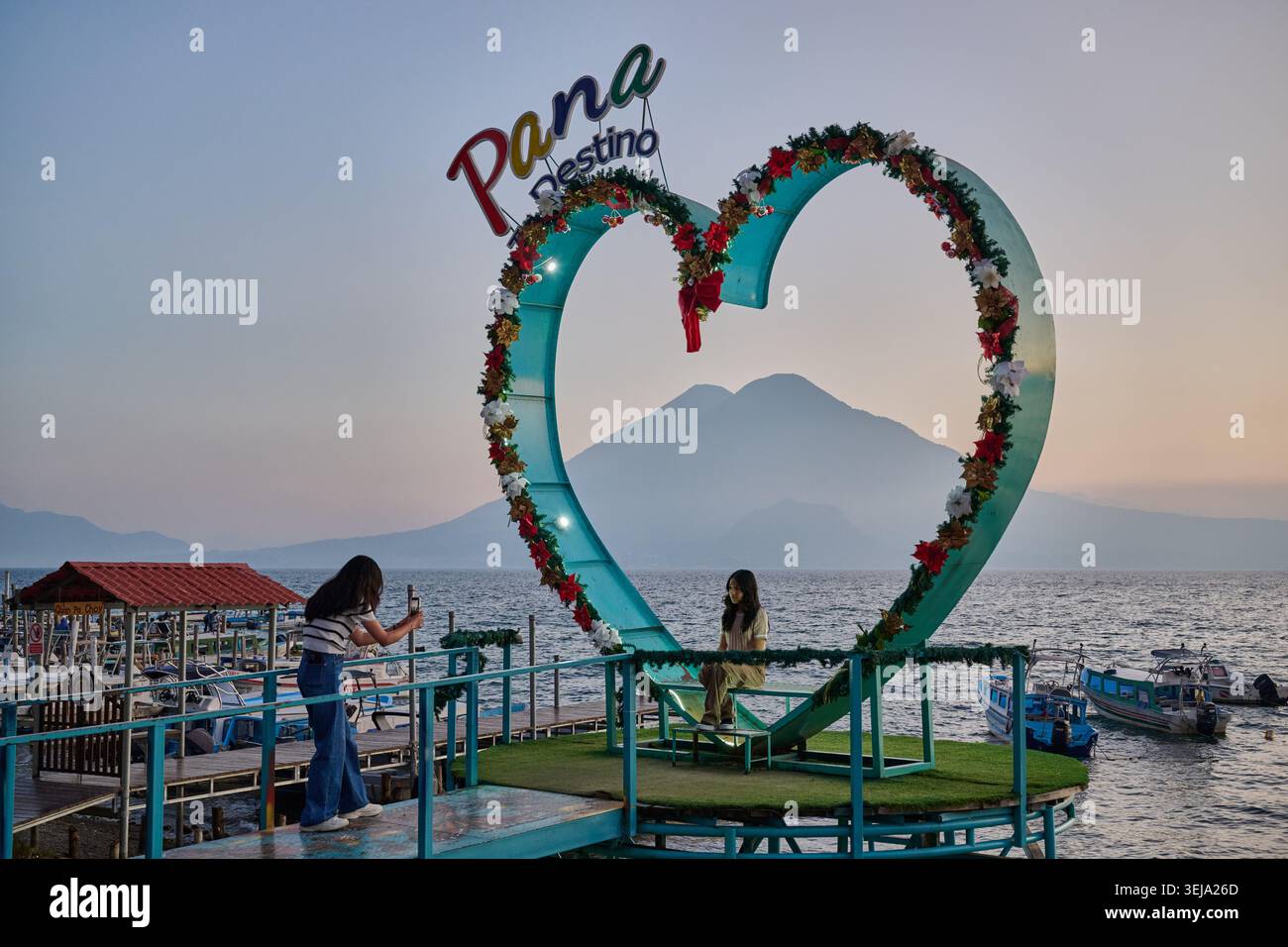 Turisti nel cuore metallico come primo piano per il tramonto al lago Atitlan, Panajachel, Guatelmala, America centrale Foto Stock