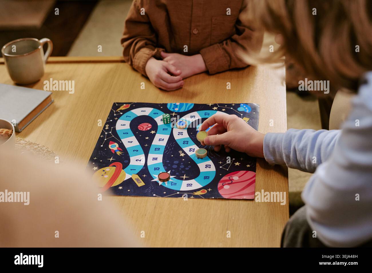 I bambini giocano a casa con Space Board Game per l'apprendimento della famiglia Foto Stock