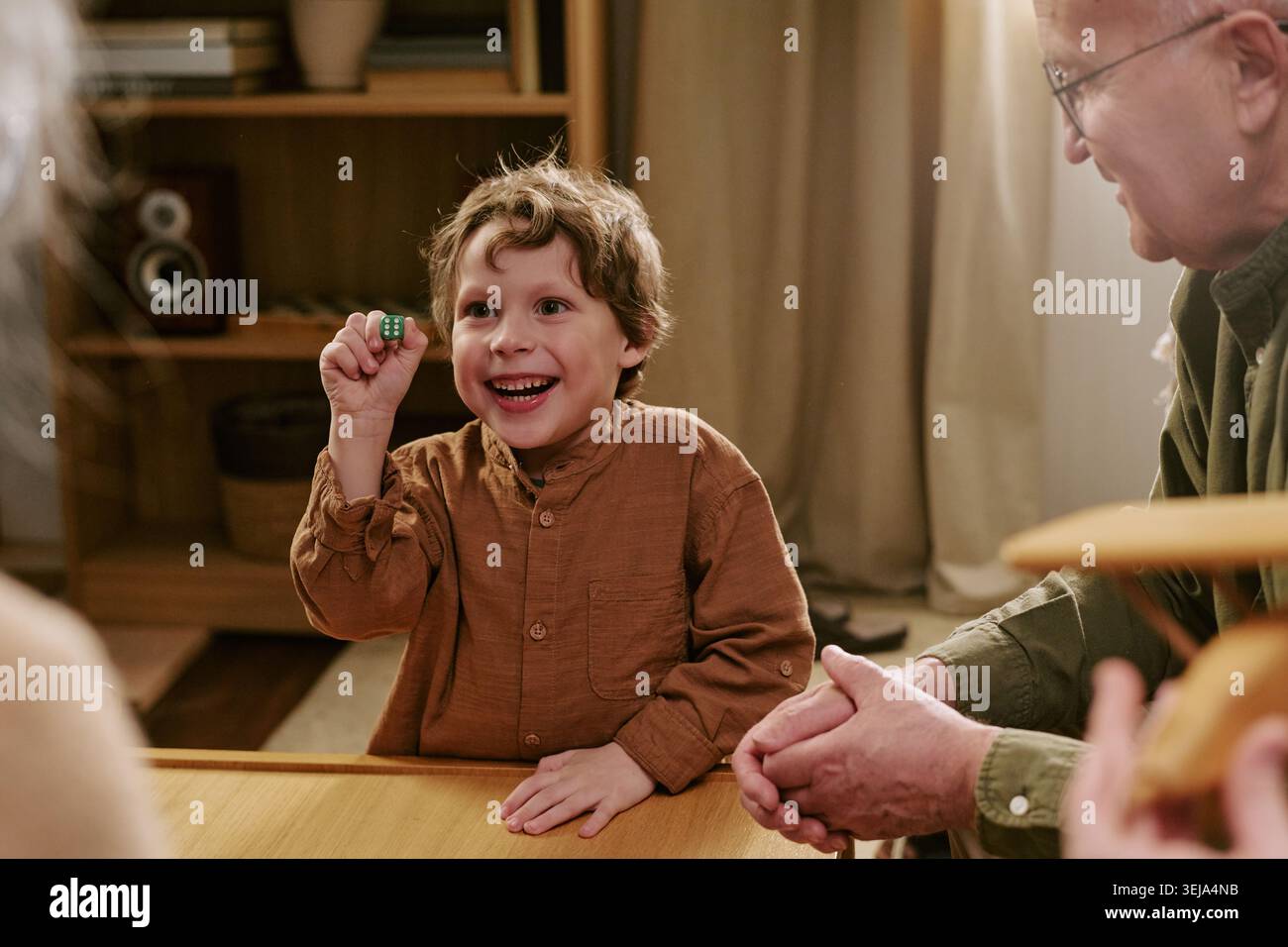 Bambino che gioca a casa con i nonni Foto Stock