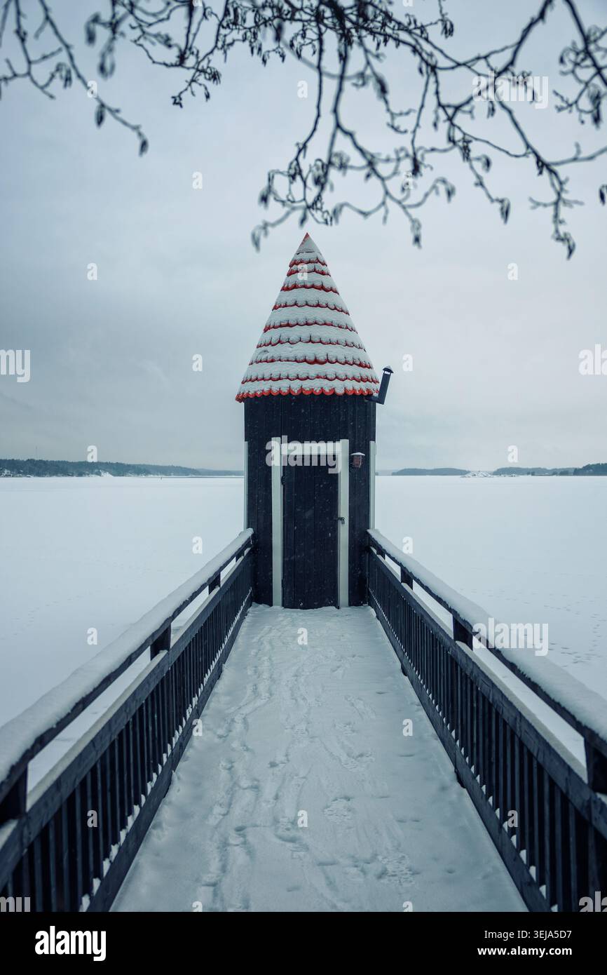 NAANTALI, FINLANDIA - 27.12.2023: Too-Ticky's Bathhouse presso il parco a tema Moominworld in inverno. Foto Stock