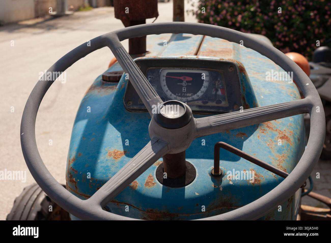 Un'estrema close-up di un pannello degli strumenti rettangolare di un trattore mostra una combinazione di tachimetro RPM e misuratore delle ore di motore. Foto Stock