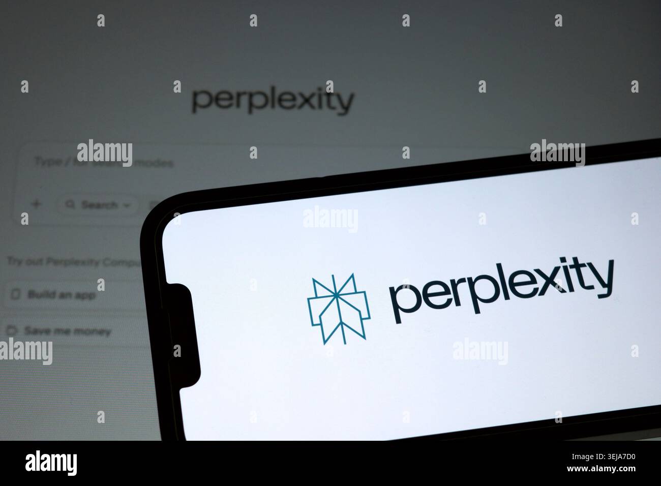 Logo Perplexity visualizzato sullo schermo di uno smartphone Foto Stock