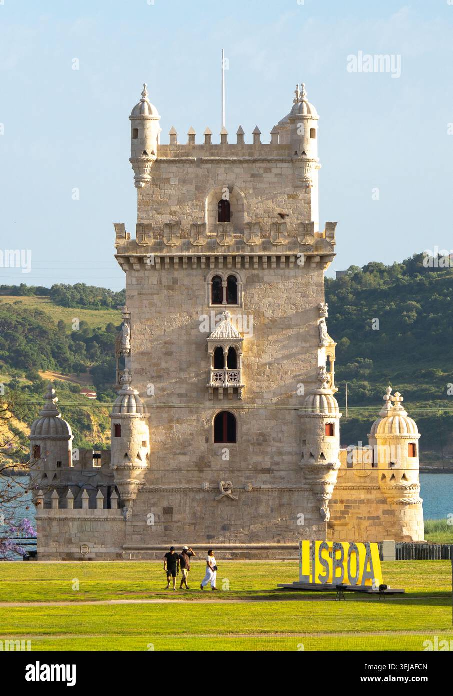 Torre fortificata di Belém dopo il restauro del 2026, visitatori sul prato, Lisbona, Portogallo Foto Stock