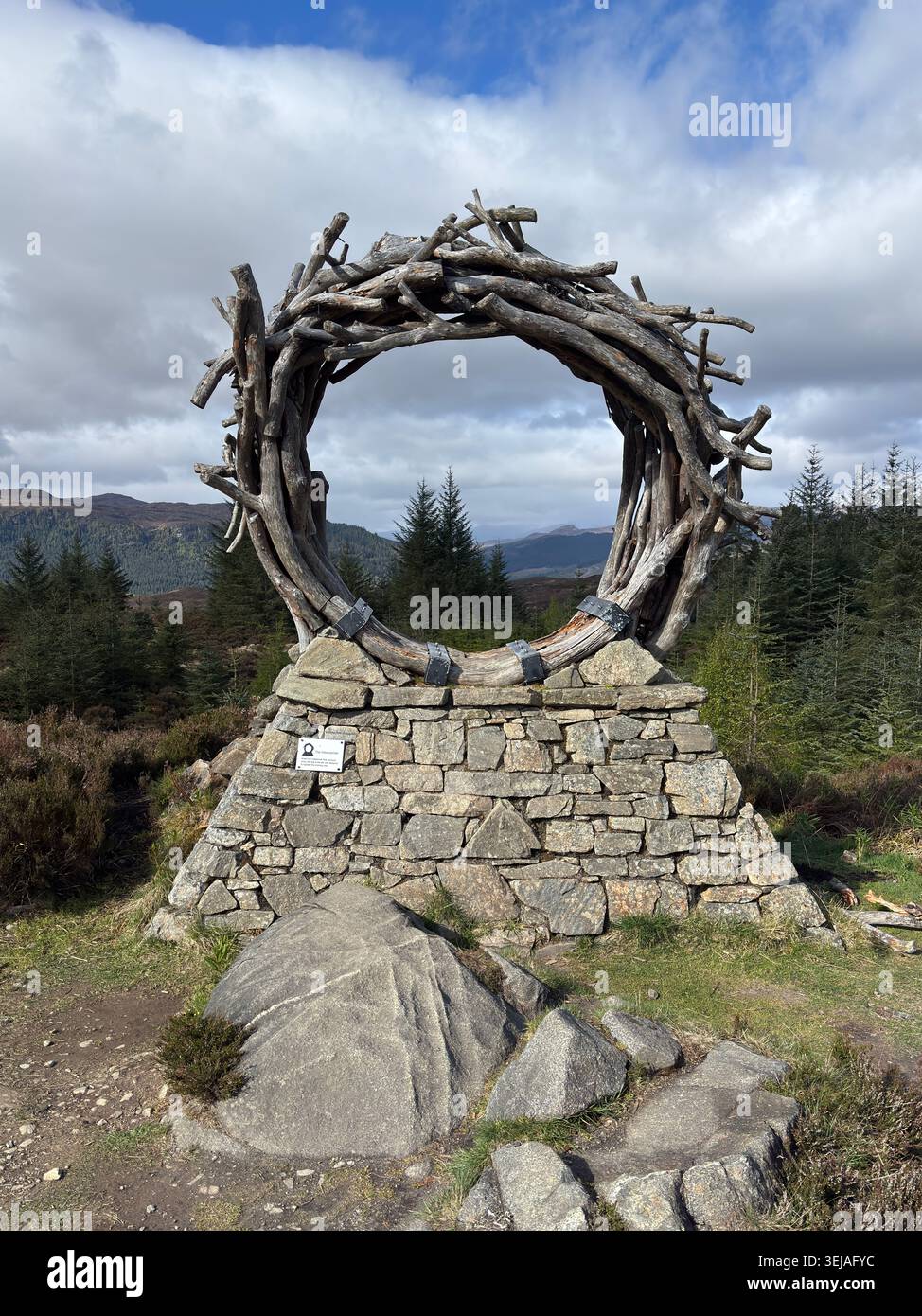 8/5/26: Invermoriston, Scozia — The Viewcatcher, una scultura circolare in legno che mette in risalto uno dei migliori panorami lungo il percorso Great Glen Way. - Immagine stock catturata con smartphone