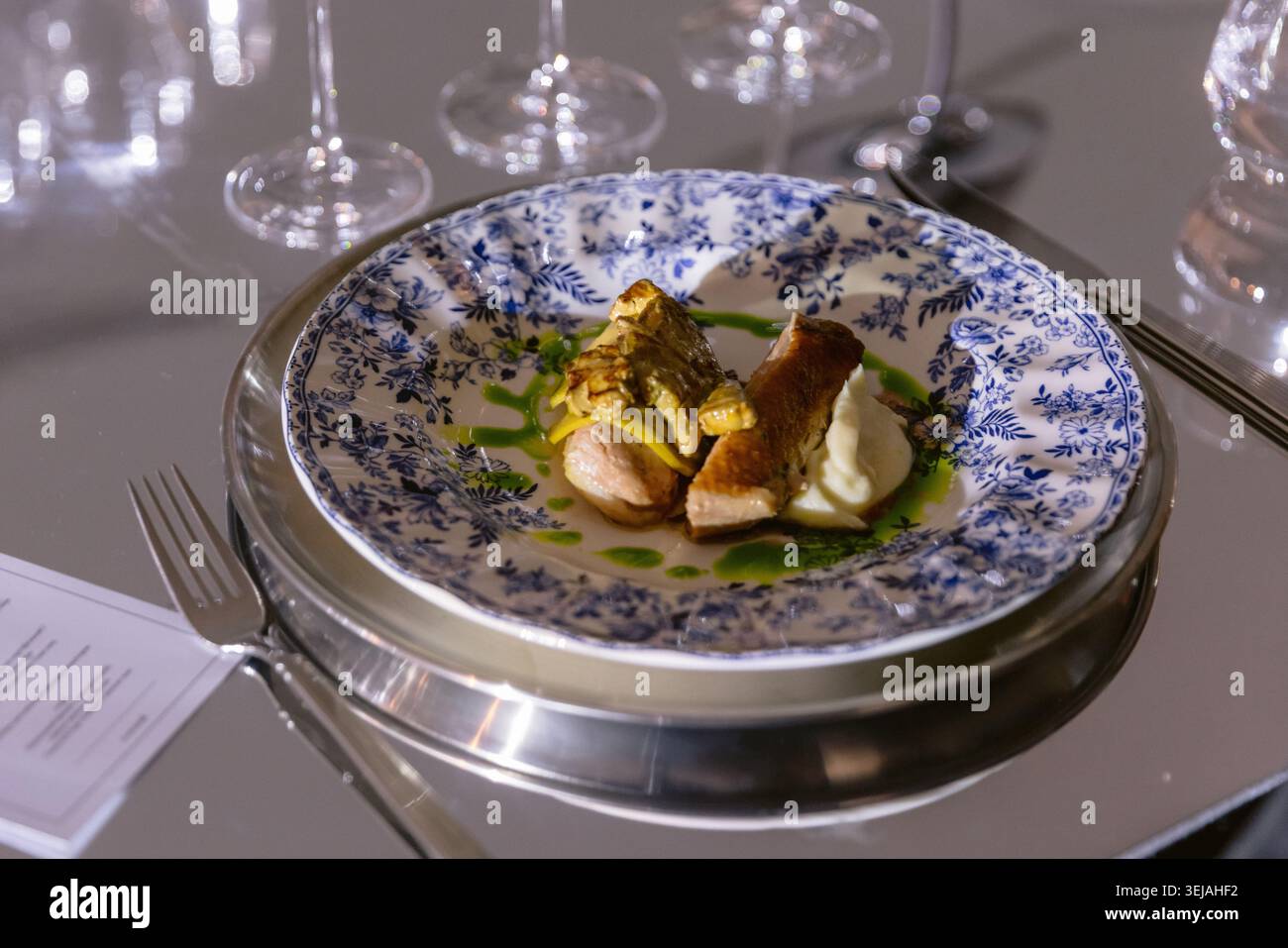 Piatto gourmet servito nell'elegante tavolo del ristorante Foto Stock