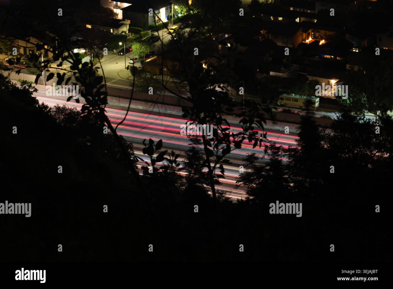 Percorsi notturni per il traffico attraverso il quartiere di Los Angeles Foto Stock