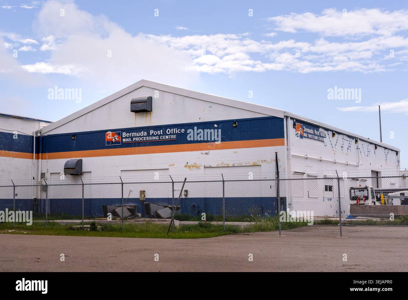 St.George's, Bermuda - 19 aprile 2026: L'ufficio postale delle Bermuda, mail Processing Centre, è la sede centrale per l'elaborazione di tutta la posta per i distri Foto Stock