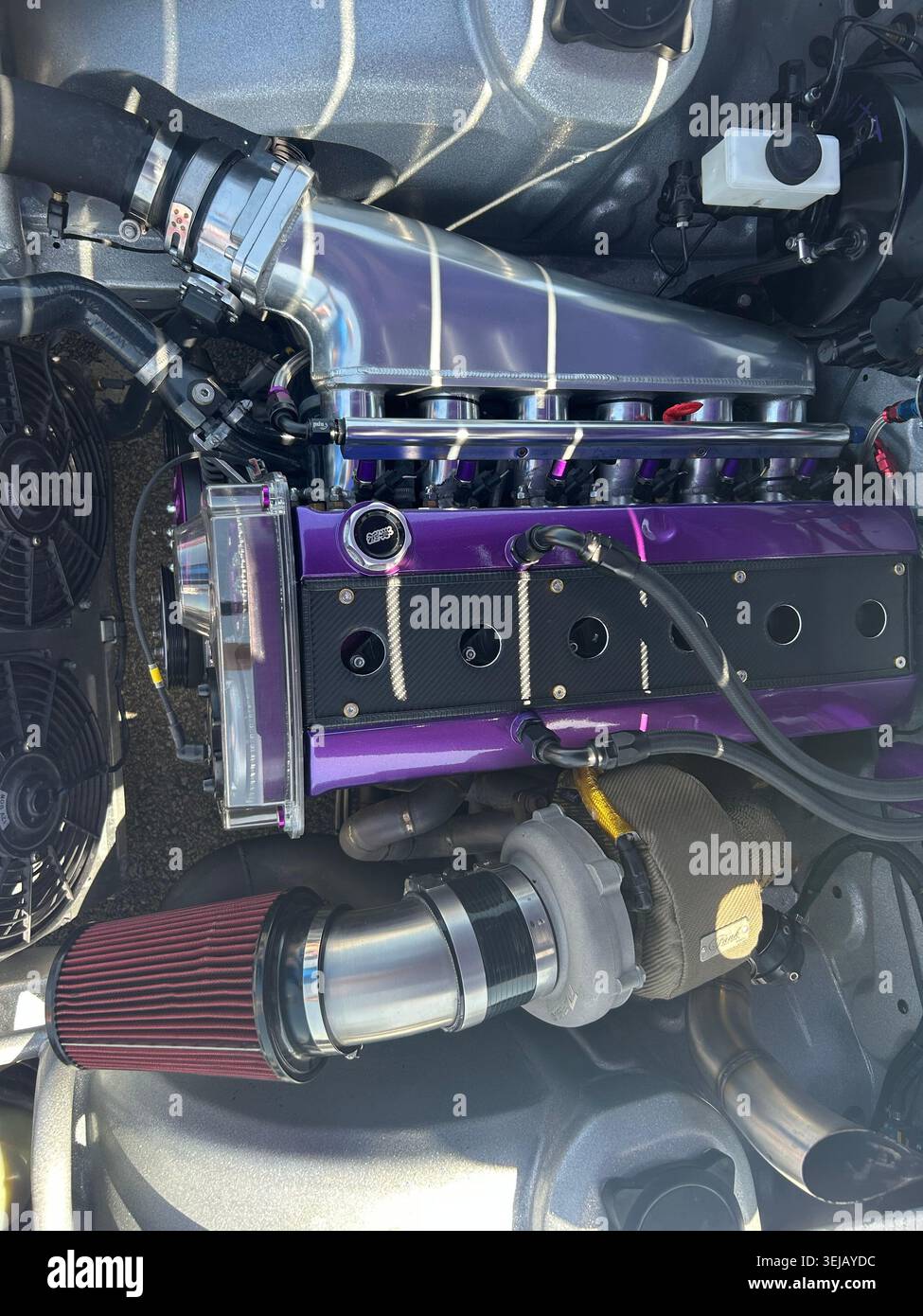 Primo piano dei motori di un'auto a una fiera automobilistica - Immagine stock catturata con smartphone