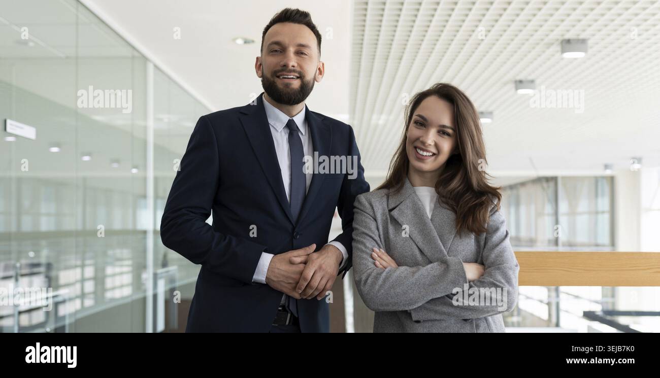 Colleghi uomini e donne in abiti da lavoro sullo sfondo dello spazio ufficio Foto Stock