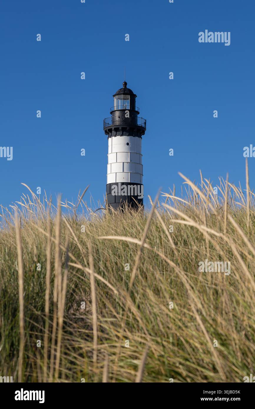 Faro di Big Zible Point al tramonto nel Ludington State Park lungo il lago Michigan, Michigan USA. Paesaggio naturale panoramico con spiaggia e dune di sabbia. Foto Stock