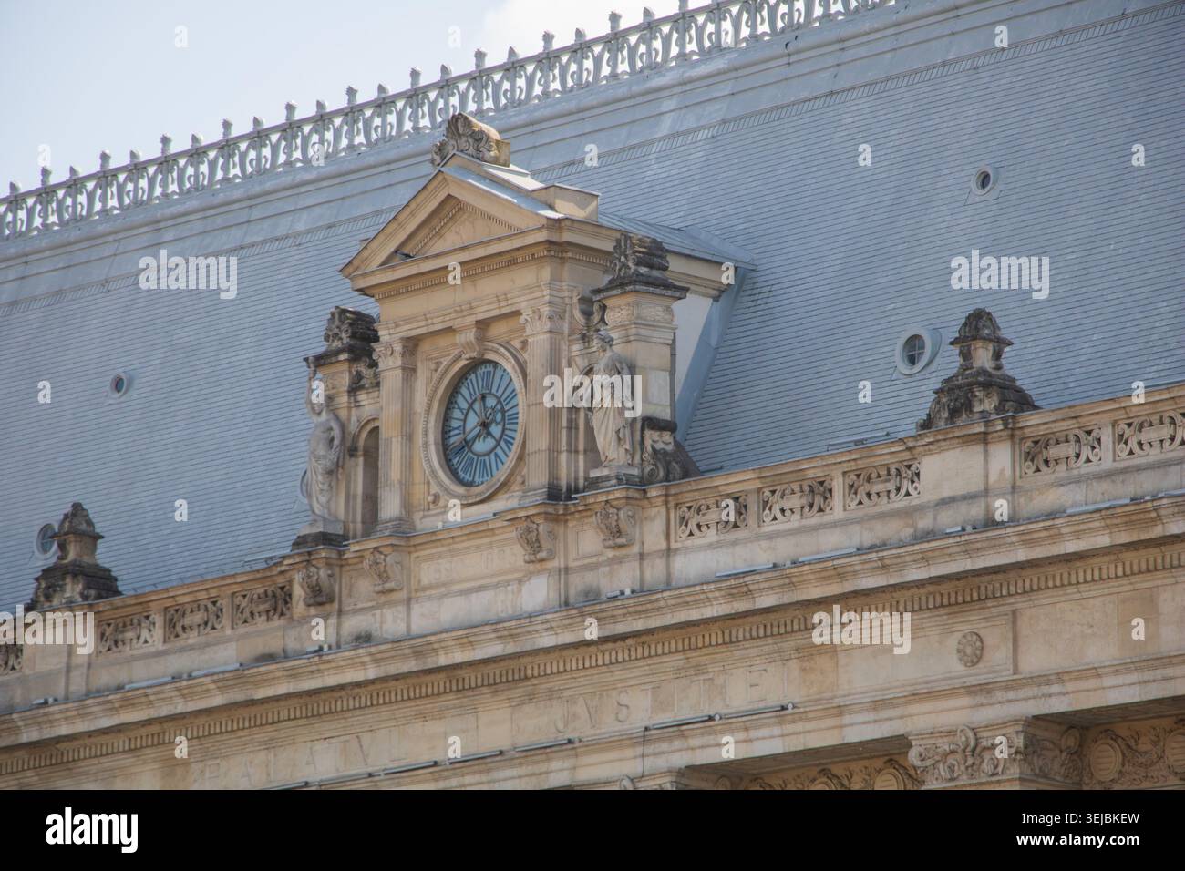 Orologio storico sul tetto e dettagli architettonici ornati a Bucarest. Foto Stock