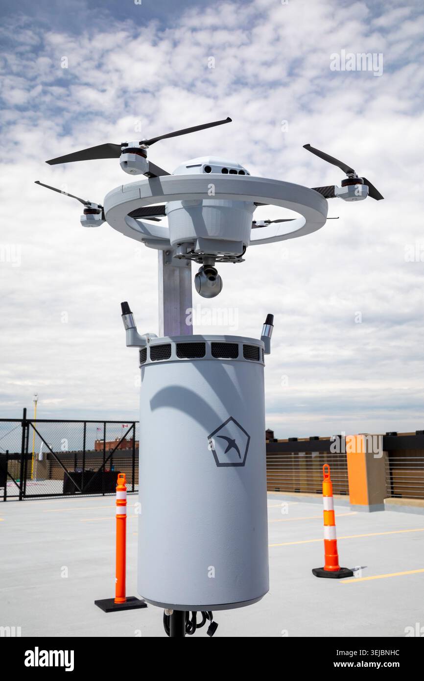 Detroit, Michigan - Un drone Birdstop siede sul suo sistema di supporto sul tetto di una città. La startup produce i suoi droni fedeltà a Detroit. Possono esserlo Foto Stock