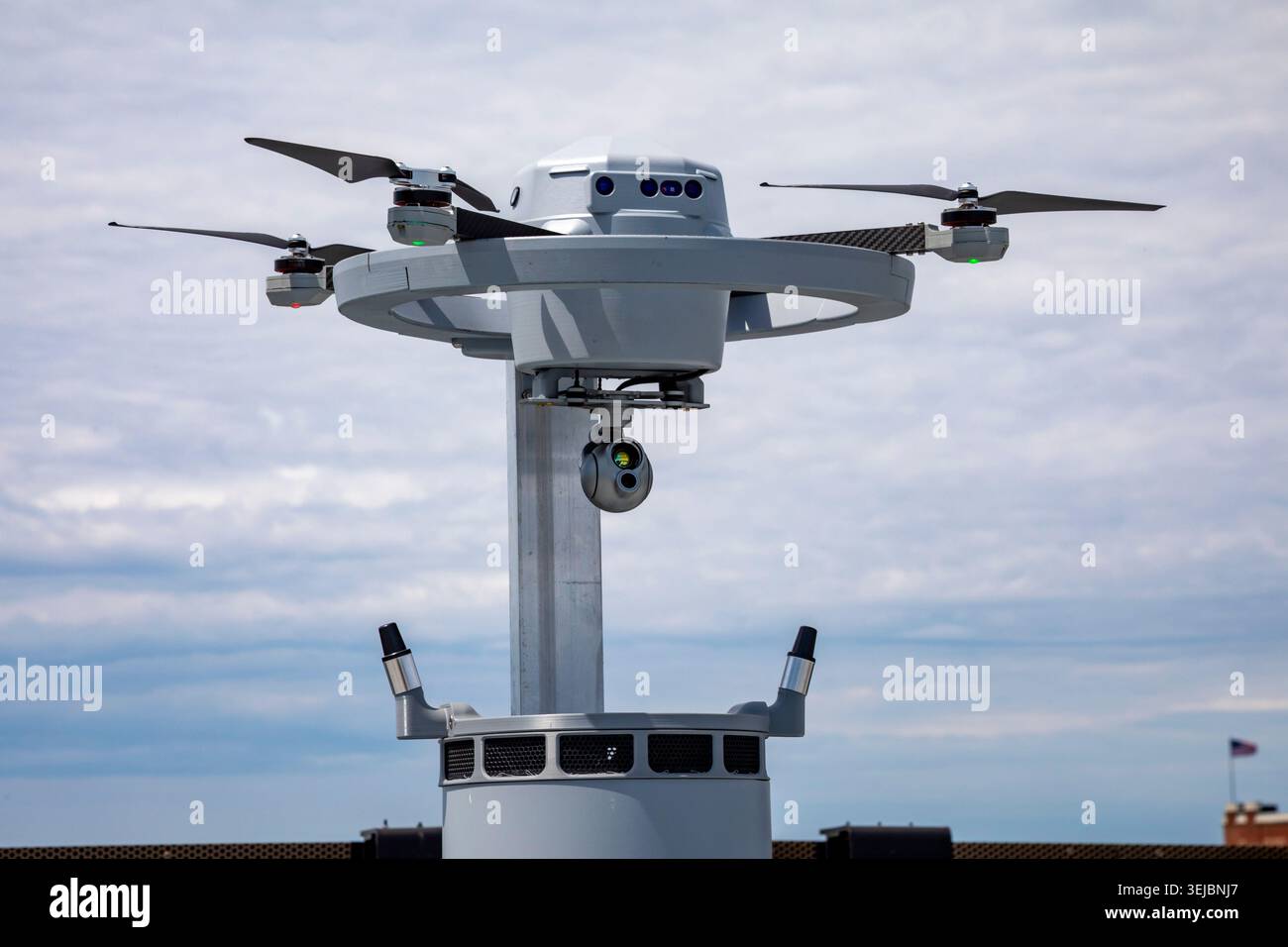 Detroit, Michigan - Un drone Birdstop siede sul suo sistema di supporto sul tetto di una città. La startup produce i suoi droni fedeltà a Detroit. Possono esserlo Foto Stock
