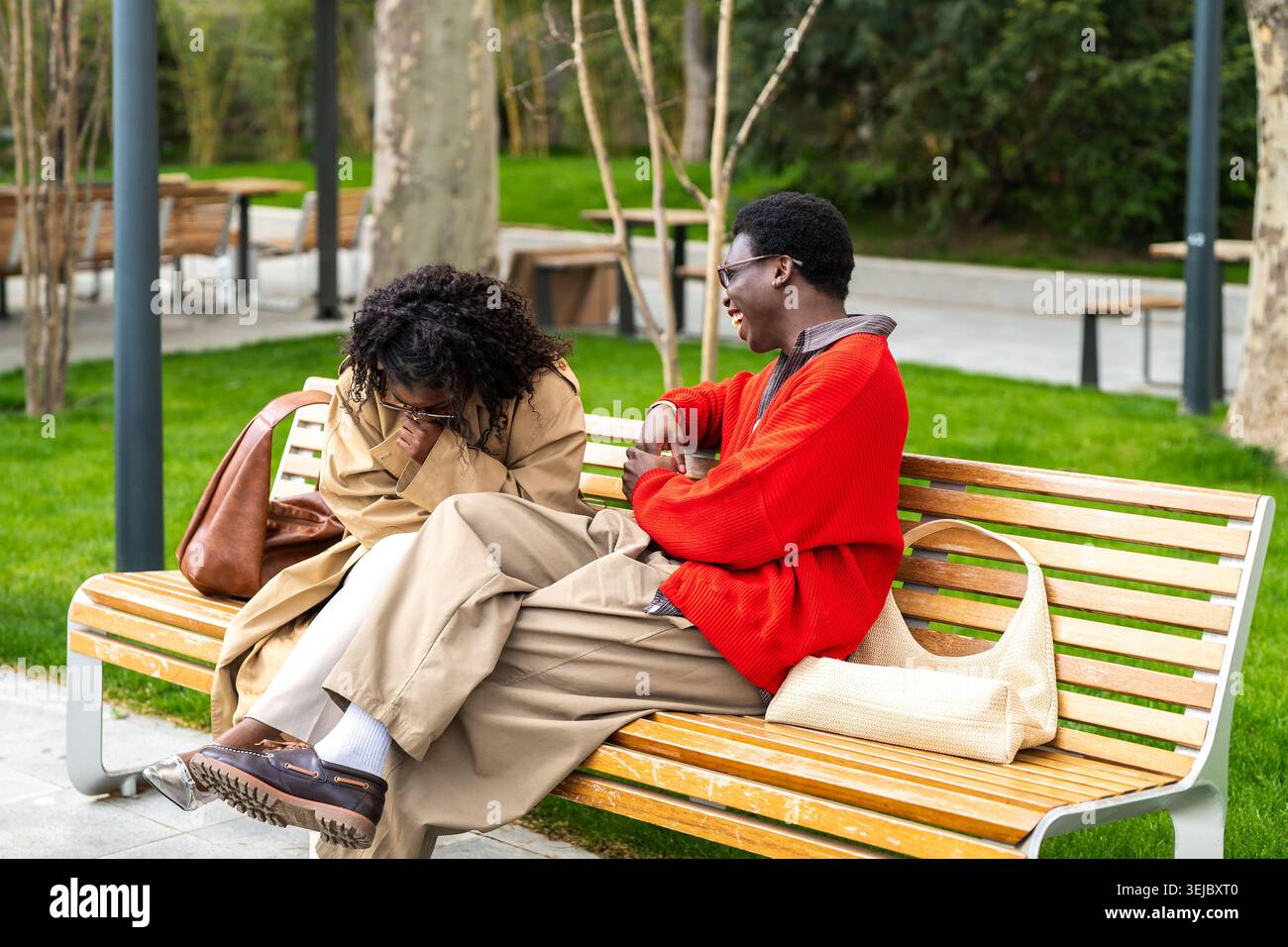 Allegra coppia afroamericana uomo e donna che scherzano insieme mentre passavano del tempo ad un appuntamento. Foto Stock