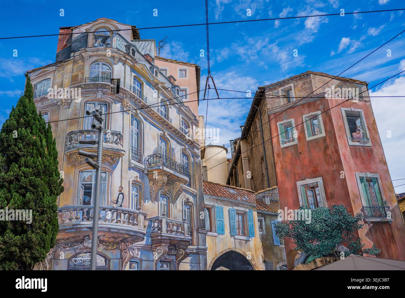Trompe-l'œil murale situato in Piazza Edouard Adam creato da Agnès e Olivier Costa del team Mad'Art Concept nel 2005, Montpellier, Francia Foto Stock