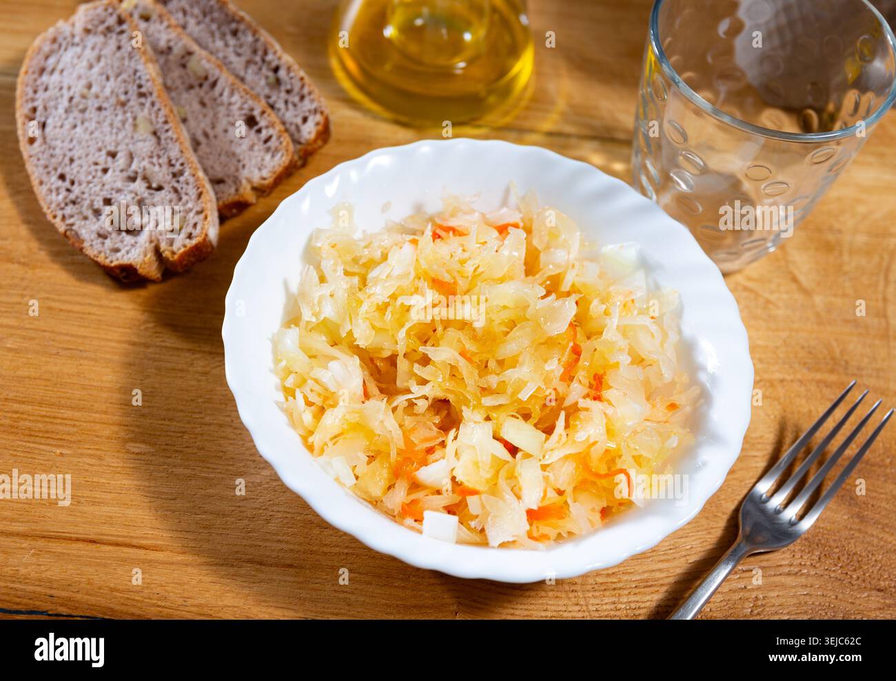 Cavolo sottaceto con cipolle servito sul piatto Foto Stock