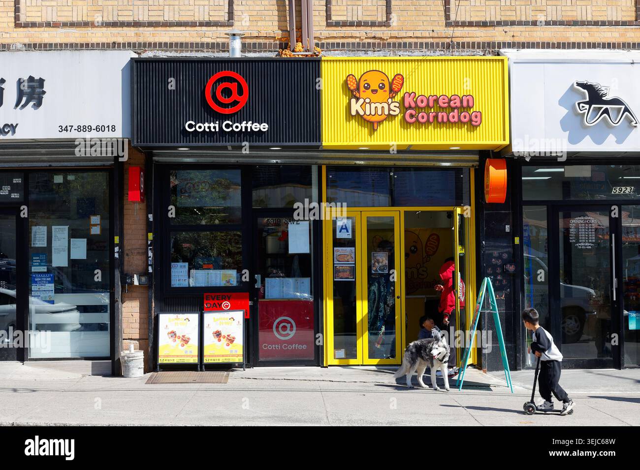 Cotti Coffee, Kim's Korean Corn dogs, 5919 8th Ave, Brooklyn, New York, New York, New York, negozio di fast food a Sunset Park Chinatown. Foto Stock