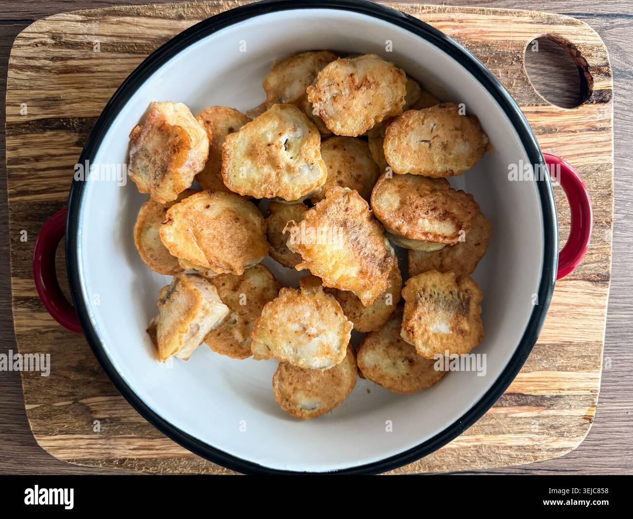 Pepite croccanti fritte servite in una ciotola di smalto Foto Stock