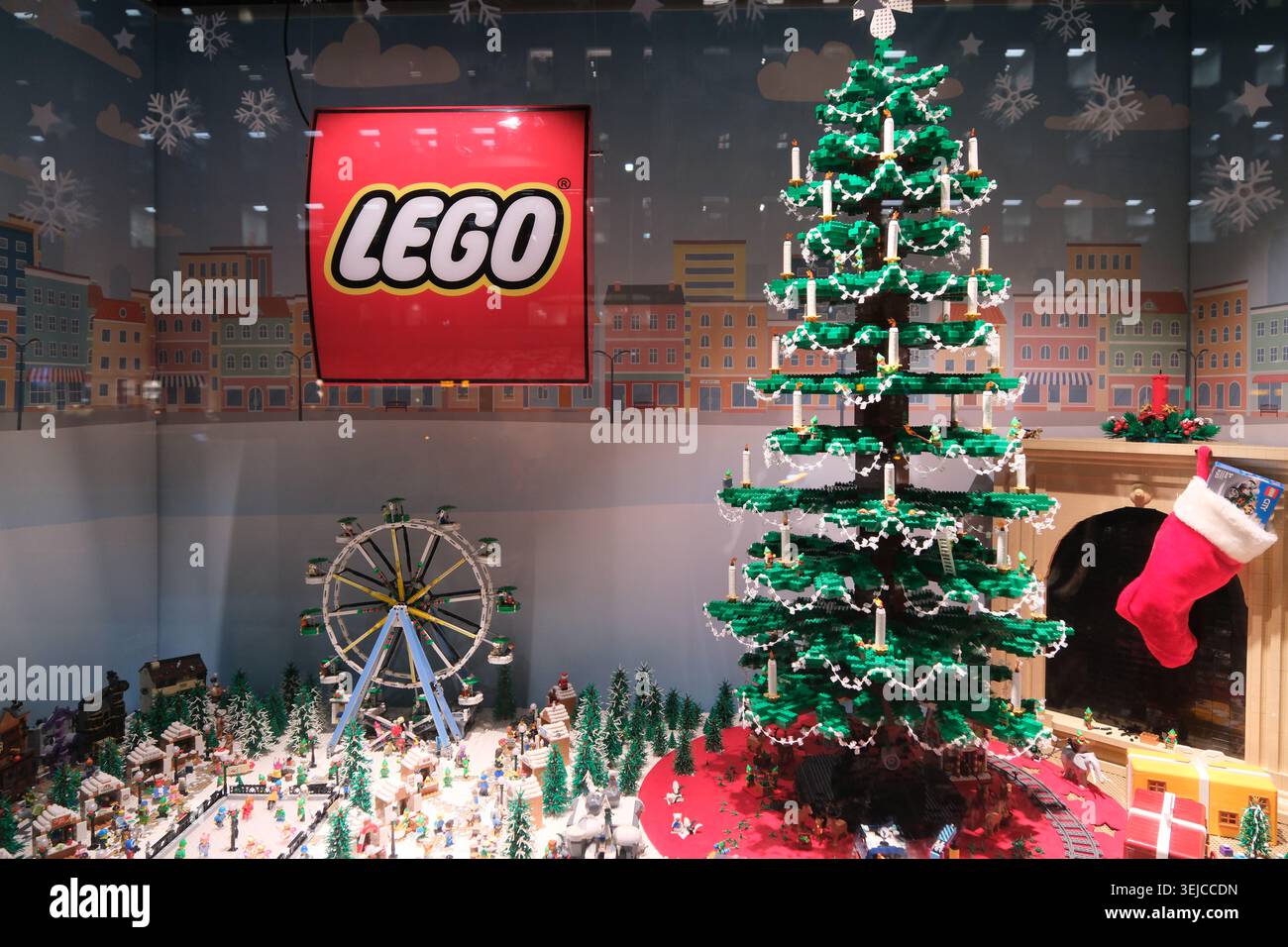Oslo, Norvegia-25 novembre 2025: Albero di Natale e ruota panoramica in miniatura festiva costruita con mattoncini LEGO in una vetrina Foto Stock