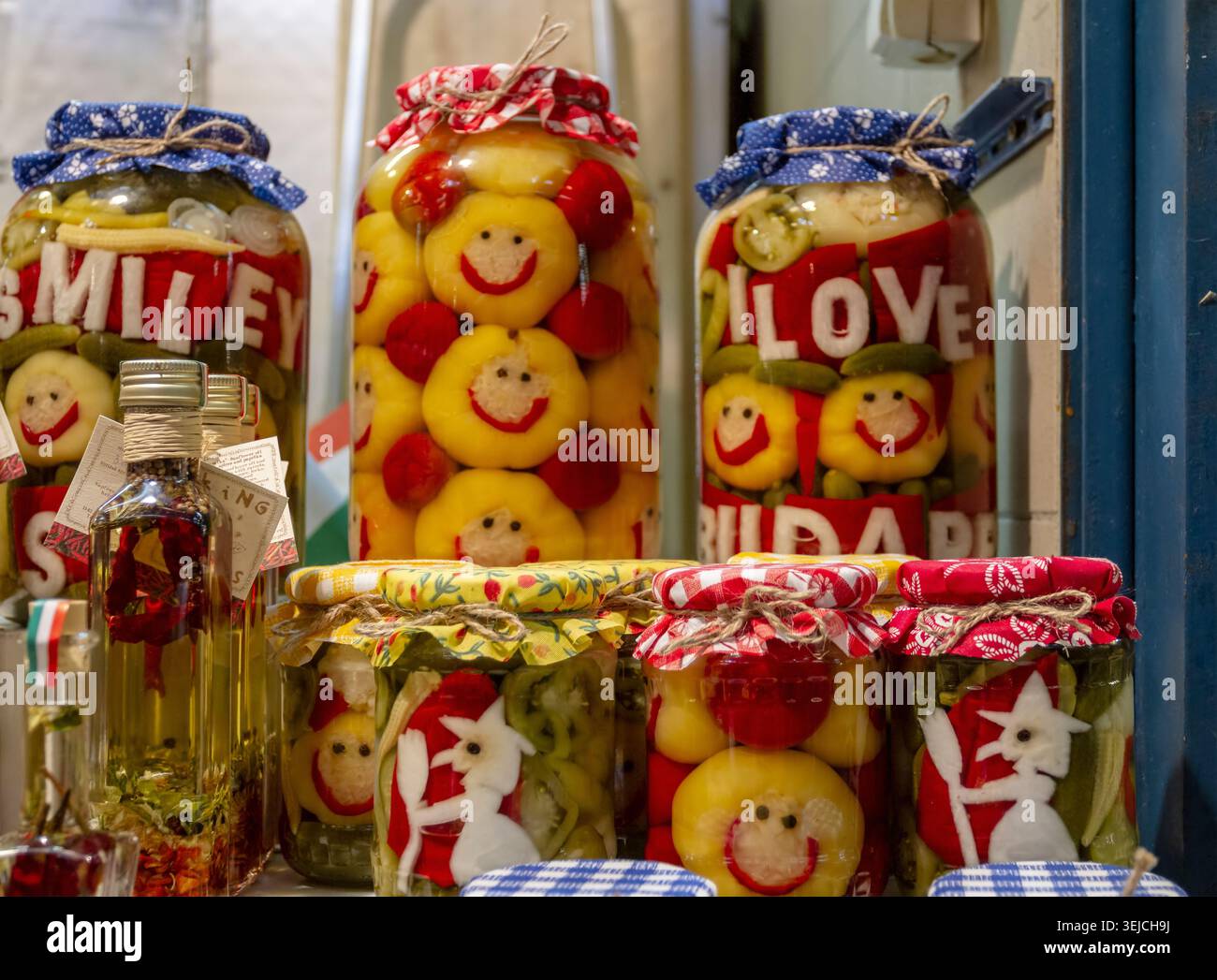 Vasi di verdure sottaceto novità che compongono la frase “Amo Budapest” con facce di peperoni sorridenti, Ungheria Foto Stock
