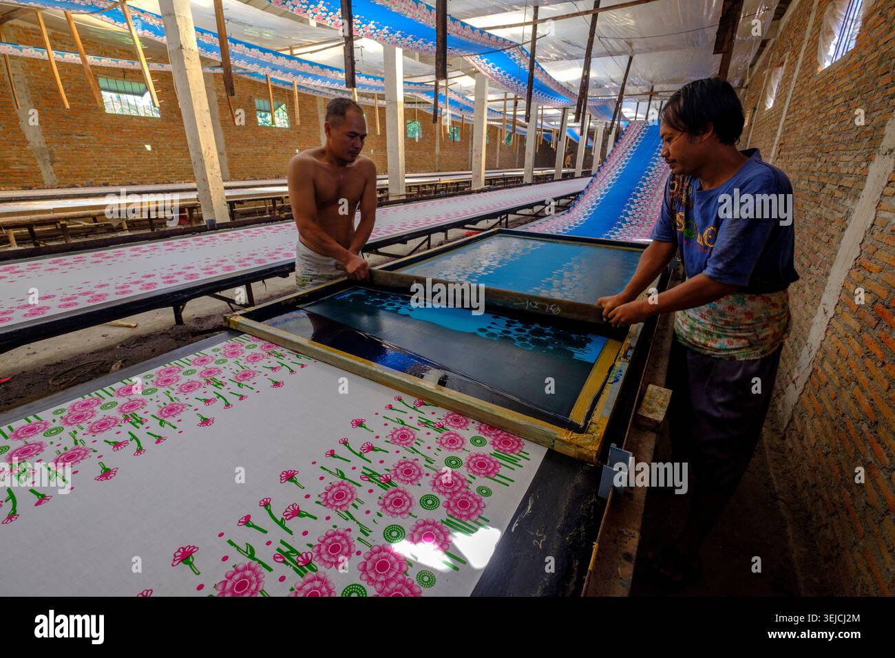 Operai serigraficano tessuto per la spiaggia in una fabbrica tessile nel villaggio di Laban, Mojolaban, Sukoharjo, Giava centrale, Indonesia. Foto Stock
