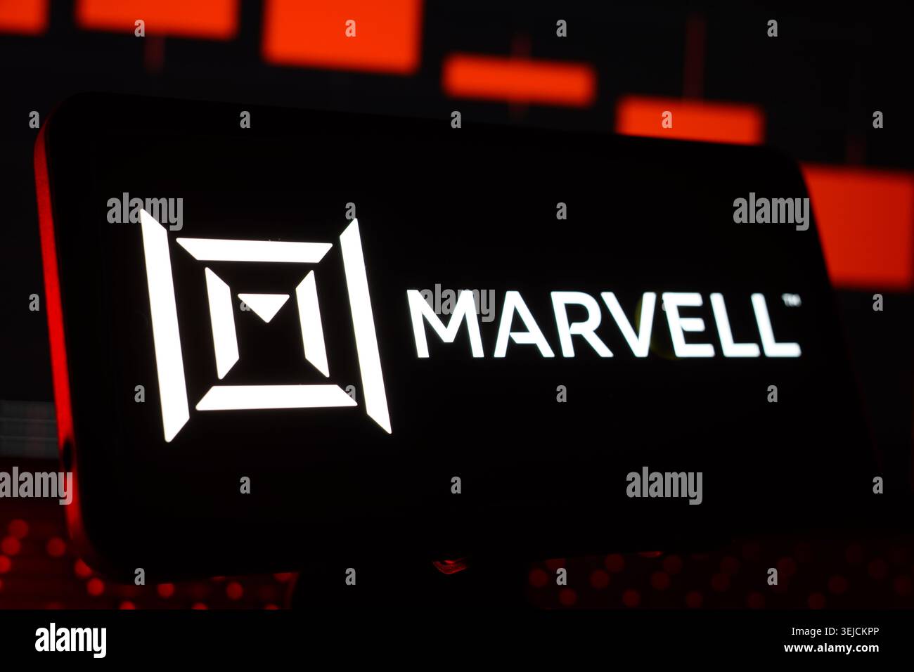 Logo Marvell Technology Semiconductor Corporation visualizzato sullo schermo con sfondo grafico finanziario e illuminazione a LED vivace Foto Stock