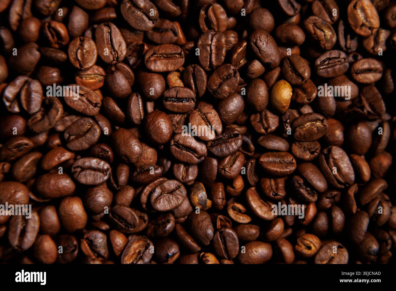 Consistenza full frame di chicchi di caffè con aroma scuro a tostatura media Foto Stock