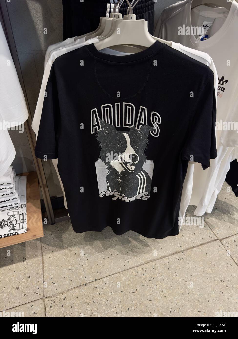 Nuova gamma di t-shirt Adidas 2026 - Immagine stock catturata con smartphone