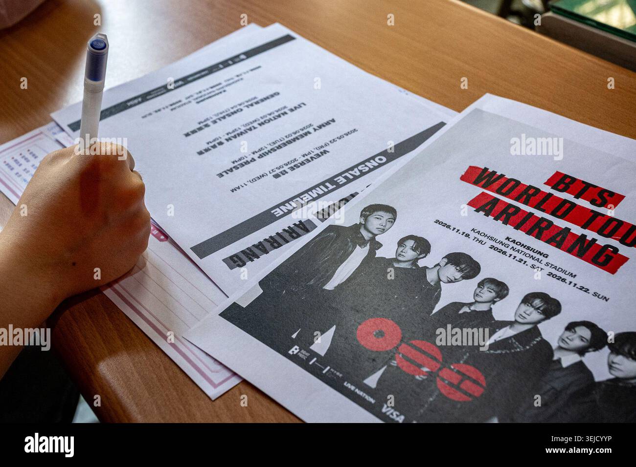 Kaoshiung, Kaohsiung, Taiwan. 29 maggio 2026. Offerte che includono Kpop photocards gomme di frutta e classifiche marcate dei posti a sedere per concerti sono visibili presso il santuario Yue Lao Matchmaker God di Kaohsiung Taiwan rompendo la tradizione di pregare per amore romantico gli appassionati chiedono alla divinità di abbinarli con i biglietti per il prossimo concerto BTS (immagine di credito: © Cheng-Chia Huang/ZUMA Press Wire) SOLO USO EDITORIALE! Non per USO commerciale! Foto Stock