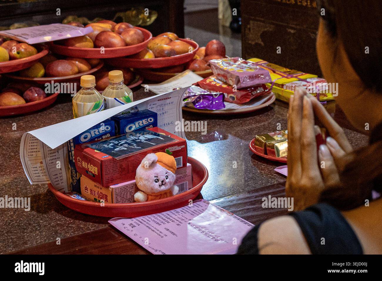Kaoshiung, Kaohsiung, Taiwan. 29 maggio 2026. Offerte che includono Kpop photocards gomme di frutta e classifiche marcate dei posti a sedere per concerti sono visibili presso il santuario Yue Lao Matchmaker God di Kaohsiung Taiwan rompendo la tradizione di pregare per amore romantico gli appassionati chiedono alla divinità di abbinarli con i biglietti per il prossimo concerto BTS (immagine di credito: © Cheng-Chia Huang/ZUMA Press Wire) SOLO USO EDITORIALE! Non per USO commerciale! Foto Stock