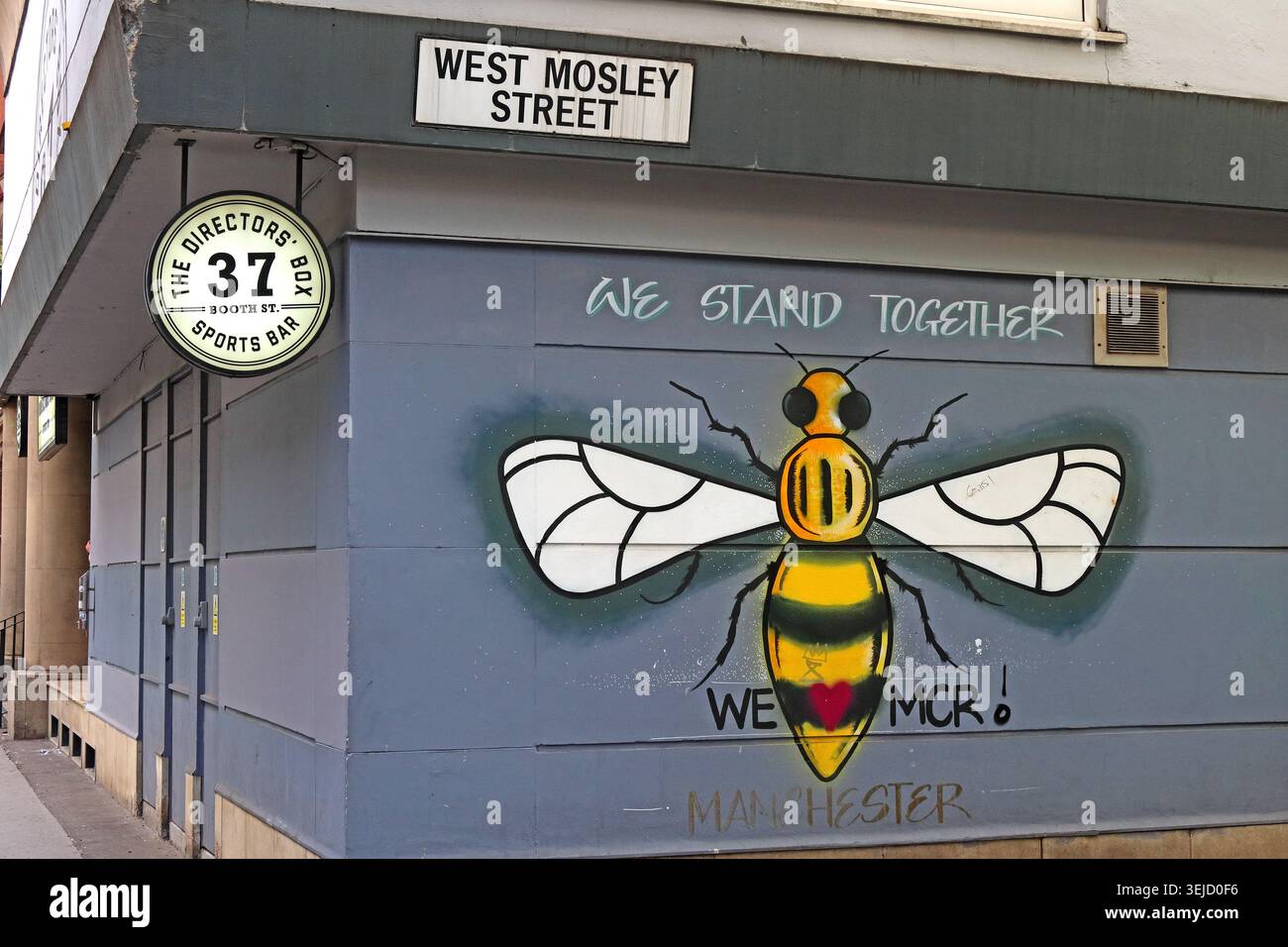 West Mosley Street Manchester Stands Together murale di api e cartello Directors Box a Manchester, Inghilterra, Regno Unito. Foto Stock