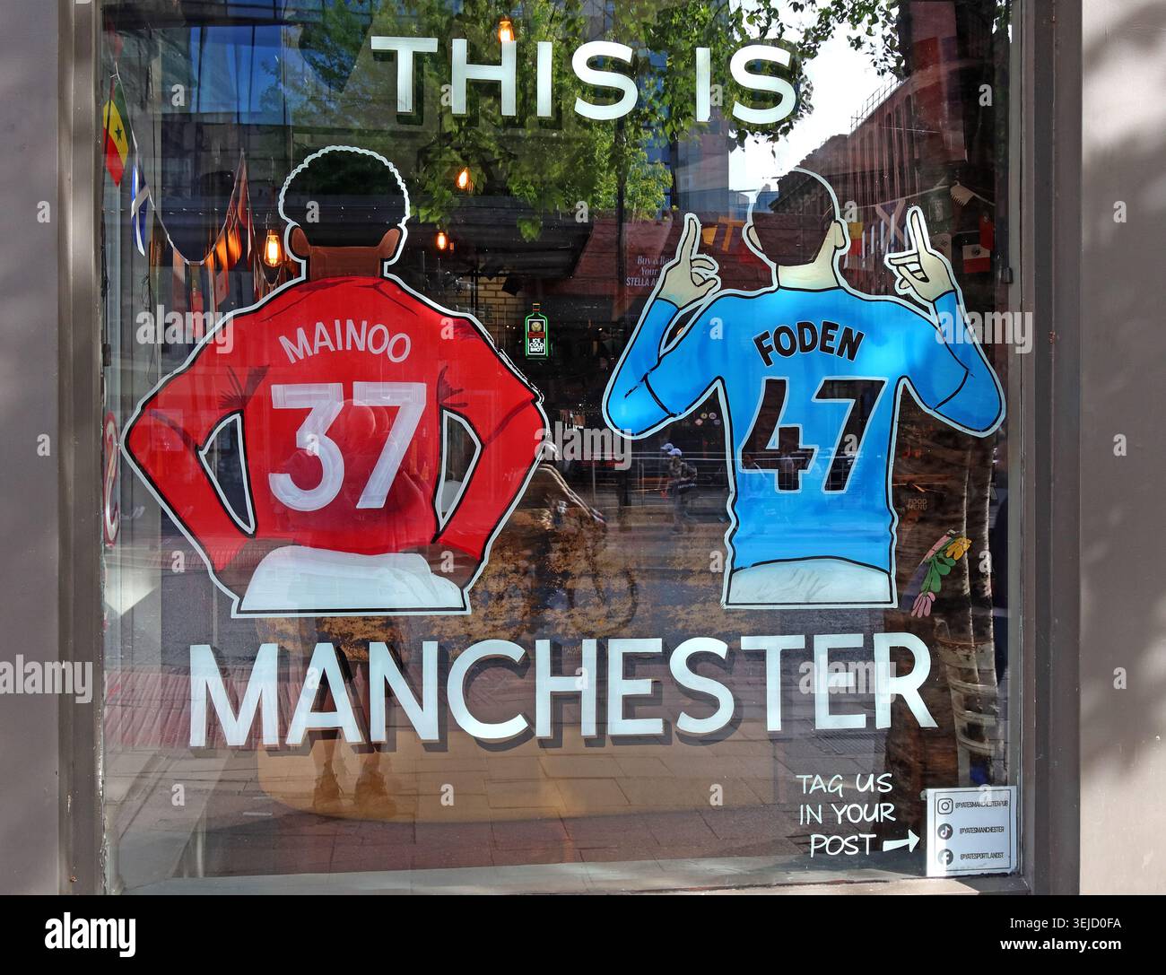Murale This Is Manchester che mostra le maglie da calcio Mainoo 37 e Foden 47 a Manchester, Inghilterra, Regno Unito. Foto Stock