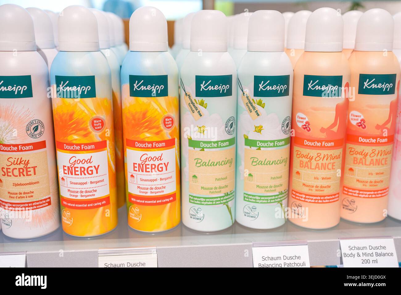 Salisburgo, Austria, 05.16.2026 una fila di coloratissimi spray cosmetico Kneipp e bottiglie in schiuma esposte in modo ordinato sullo scaffale di un negozio. Concentrati sulla natura Foto Stock