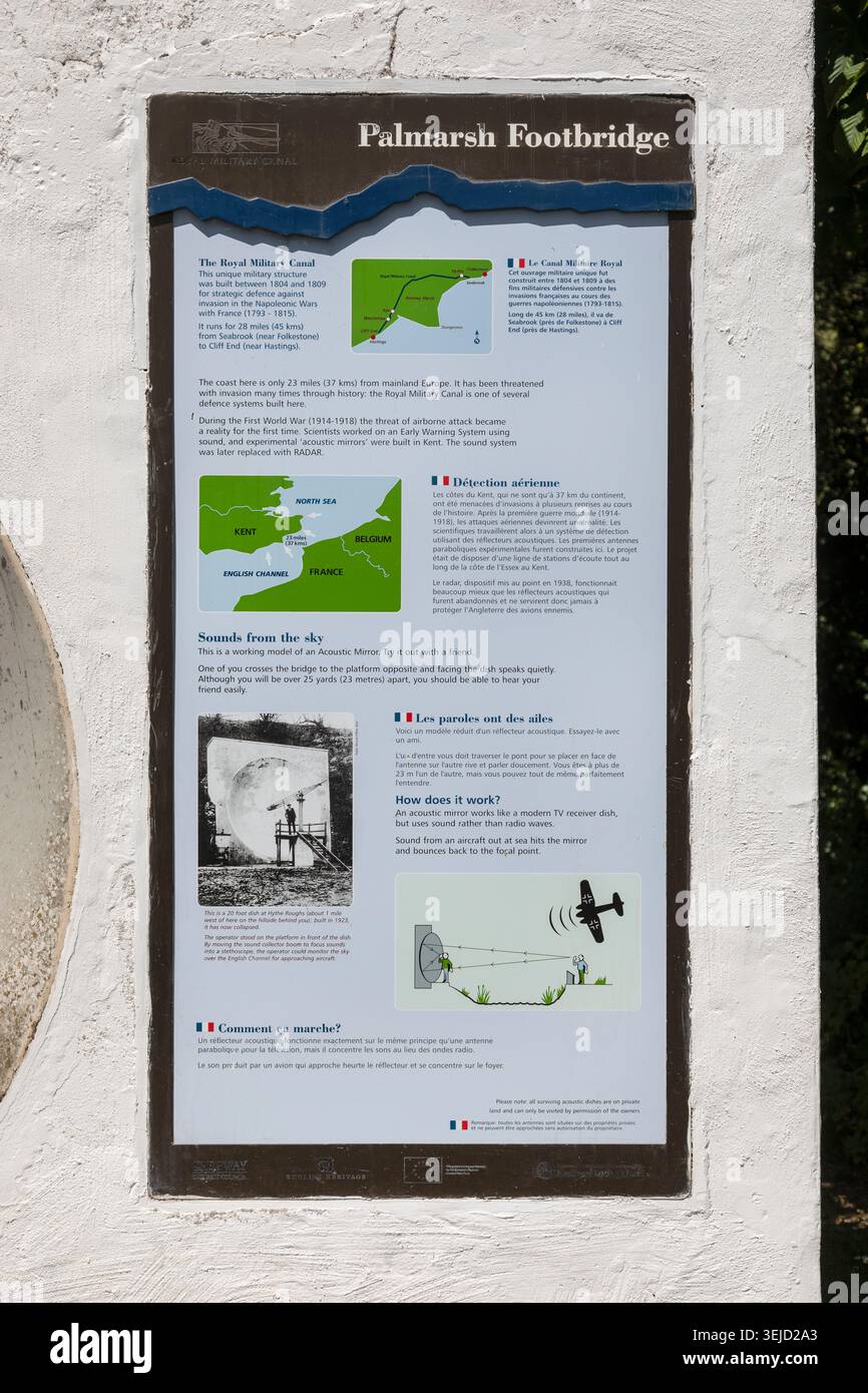 Il cartello informativo per il modello di specchio acustico di Palmarsh Footbridge a Hythe, Kent, Regno Unito Foto Stock