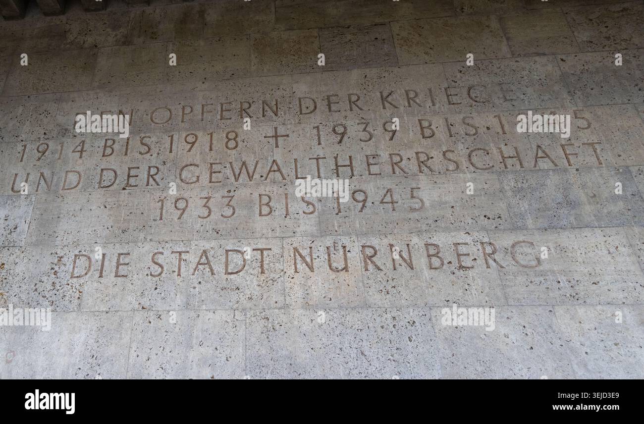 Norimberga, Germania - 28 Nov 24: Scolpita dedica tedesca in onore delle vittime della guerra e della tirannia su un muro di pietra presso la Hall of Honour Memorial di Norimba Foto Stock