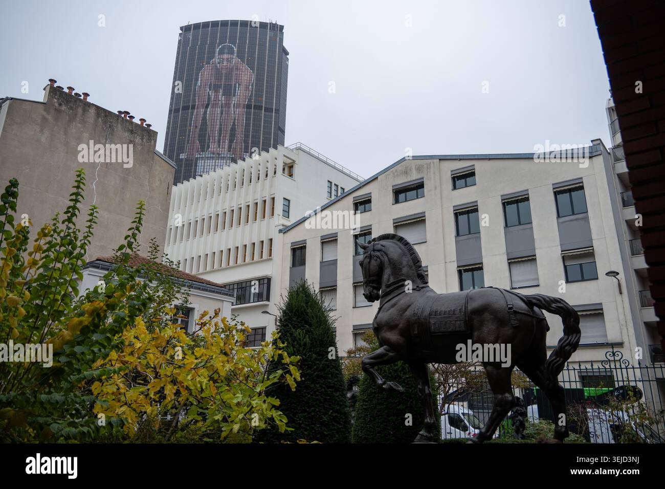 Parigi, Francia - 8 novembre 24: Scultura di cavallo in bronzo nel giardino del Musée Bourdelle con tour di Montparnasse e degli edifici circostanti a Parigi, Francia. Foto Stock