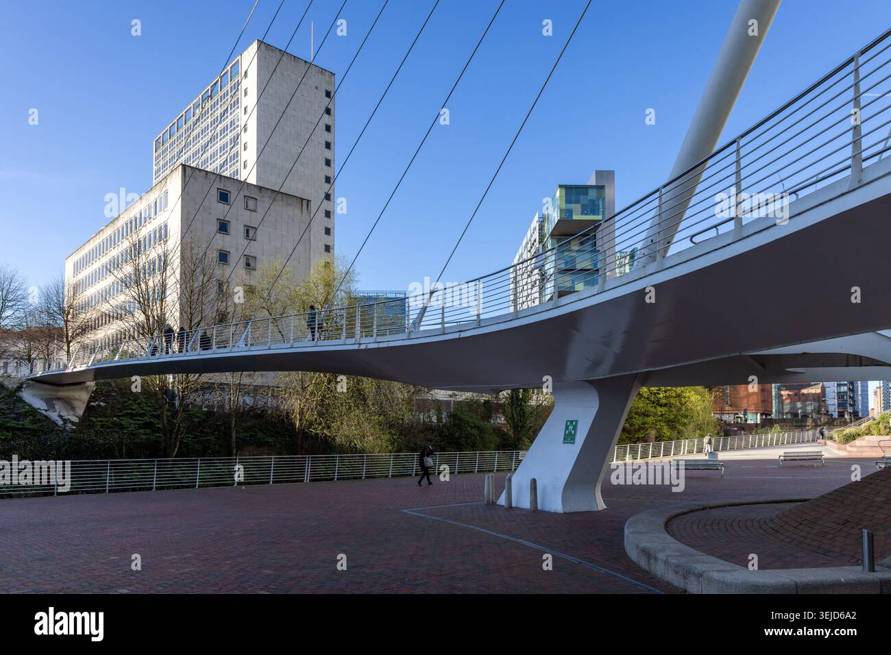 Il ponte Trinity è un'impressionante passerella pedonale che attraversa il fiume Irwell, collegando le città di Manchester e Salford nel Greater Manchester Foto Stock