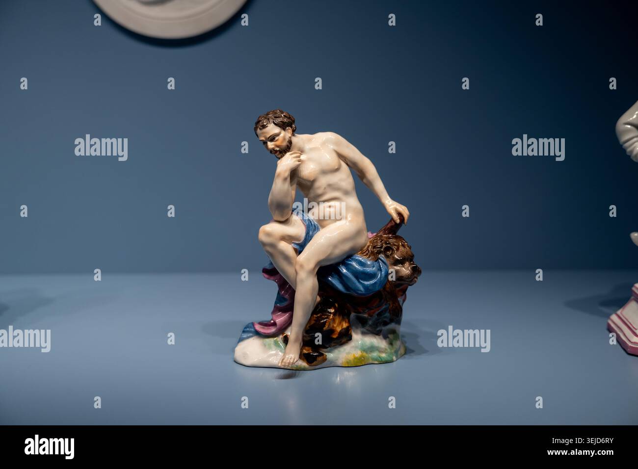Darmstadt, Germania - 2 novembre 24: Statuetta in porcellana smaltata di un uomo con leone in mostra presso l'Hessisches Landesmuseum di Darmstadt, Darmstadt, Assia, Germania Foto Stock