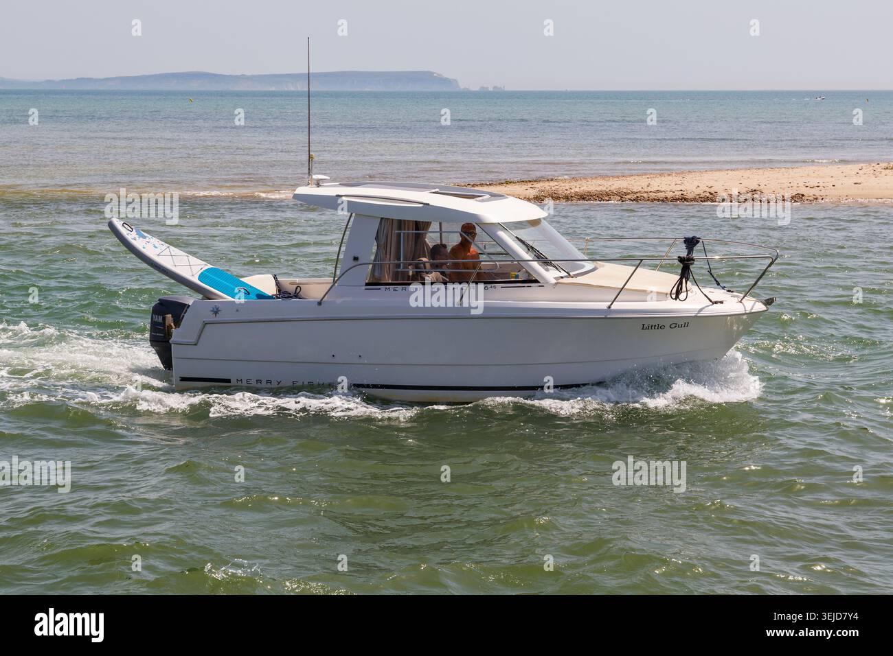 Jeanneau Merry Fisher 645 Jeanneau Little Gull boat a Christchurch Bay, Mudeford, Dorset, Regno Unito a maggio Foto Stock