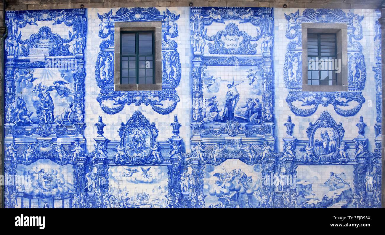 le piastrelle blu all'esterno della chiesa delle anime a porto portigal Foto Stock