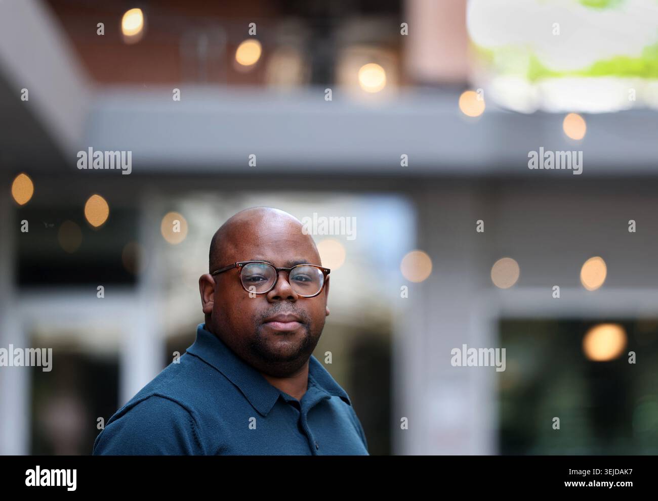 Chicago, Stati Uniti. 27 maggio 2026. Timothy Jackson, AIDS Foundation Chicago, direttore senior della politica e del sostegno, posa per un ritratto a Chicago il 27 maggio 2026. Jackson sta spingendo affinché i legislatori statali aumentino i finanziamenti per l'HIV/AIDS durante l'attuale sessione legislativa. (Foto di Chris Sweda/Chicago Tribune/TNS/Sipa USA) credito: SIPA USA/Alamy Live News Foto Stock