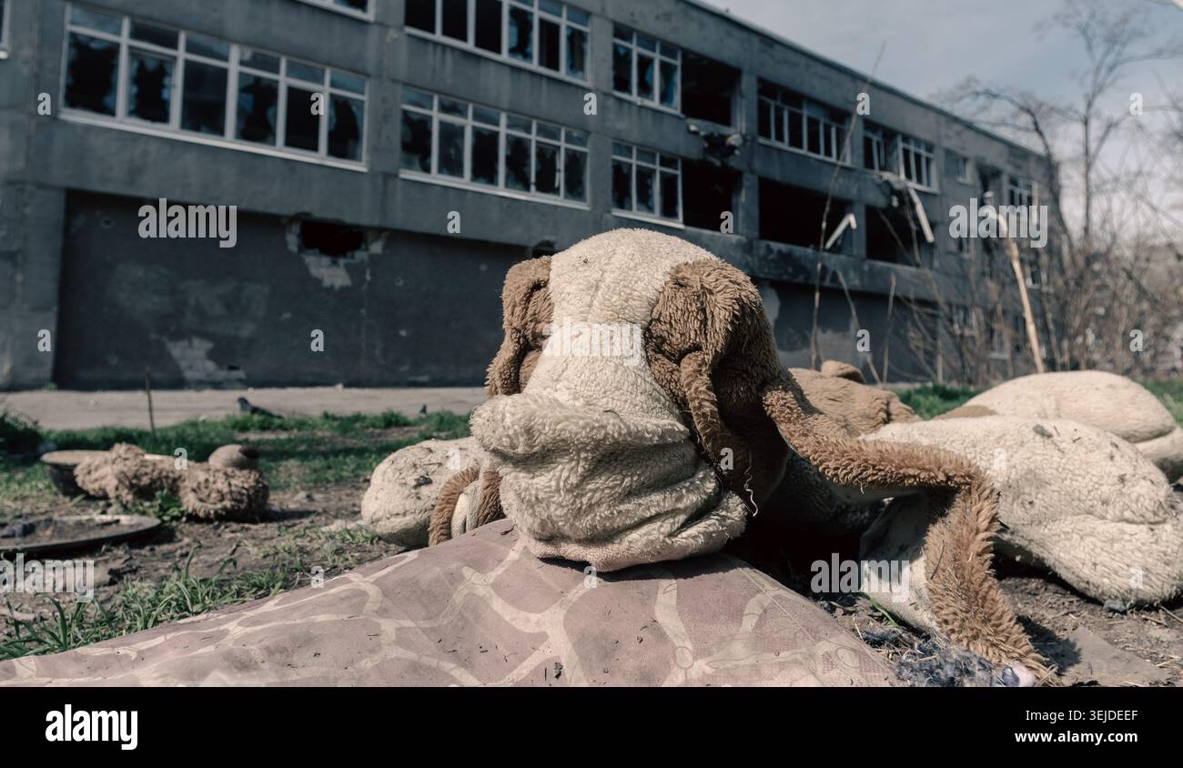 Scuola distrutta in una città persa nella guerra in Ucraina Foto Stock