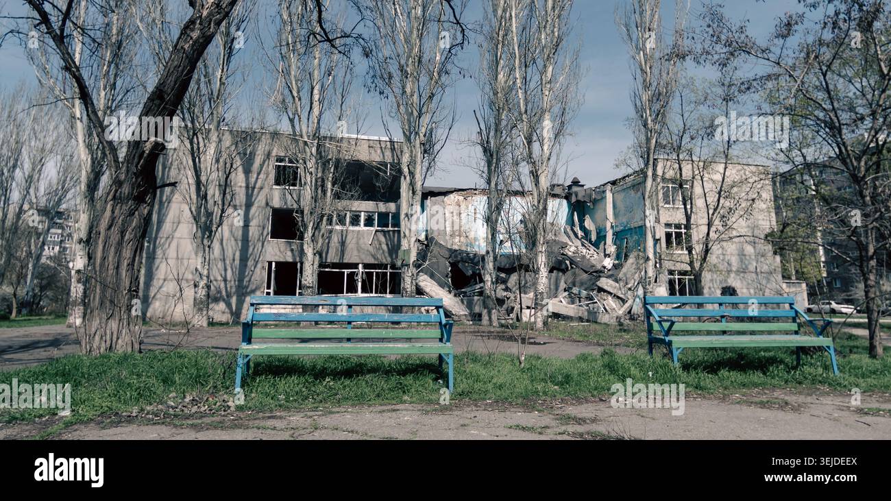 Scuola distrutta in una città persa nella guerra in Ucraina Foto Stock